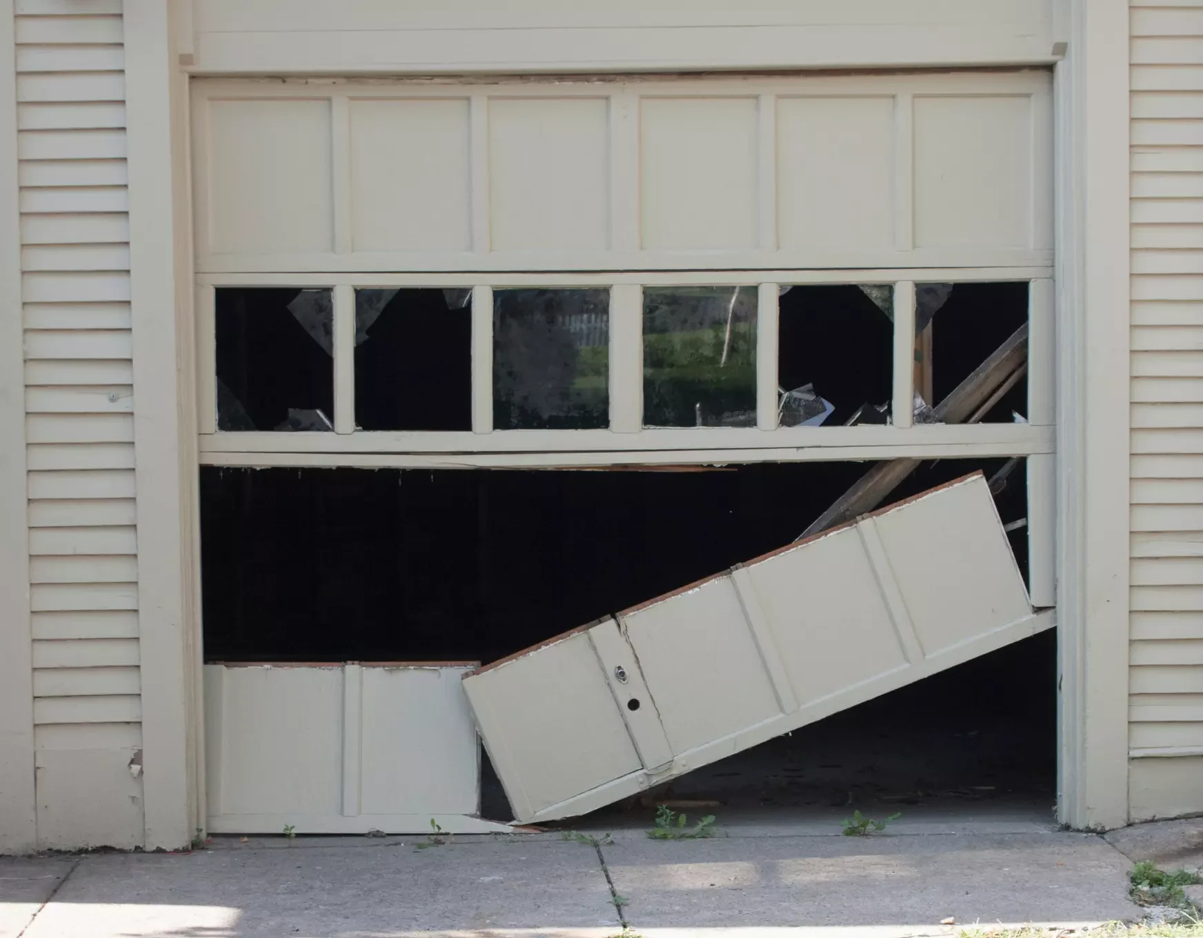 Emergency garage door repair technician in Kitchener and Waterloo